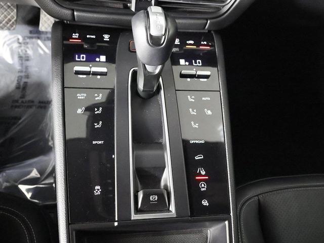 Photo of 2022 Black Porsche Macan