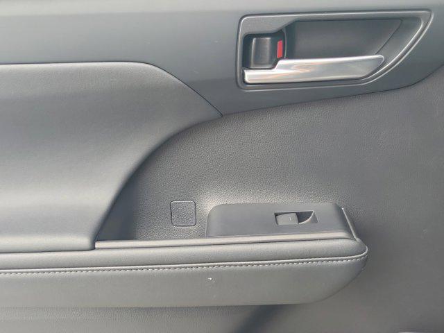 Photo of 2022 Magnetic Gray Metallic Toyota Highlander