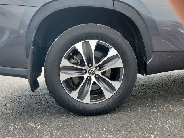 Photo of 2022 Magnetic Gray Metallic Toyota Highlander