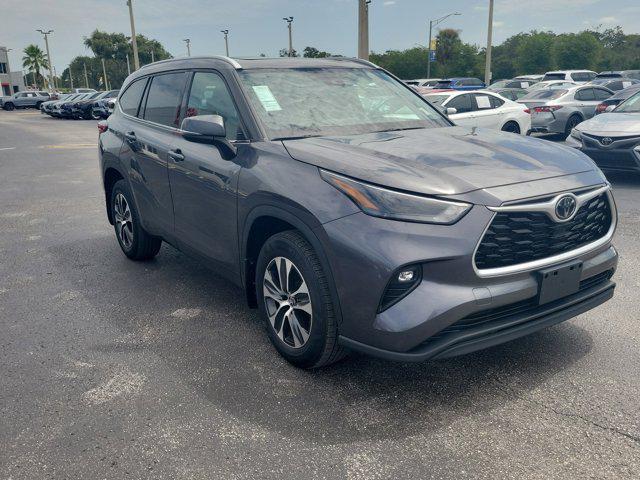 Photo of 2022 Magnetic Gray Metallic Toyota Highlander