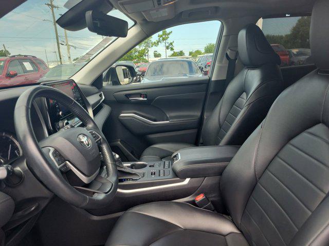 Photo of 2022 Magnetic Gray Metallic Toyota Highlander