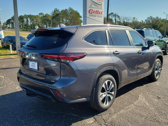 Photo of 2025 Magnetic Gray Metallic Toyota Highlander Hybrid