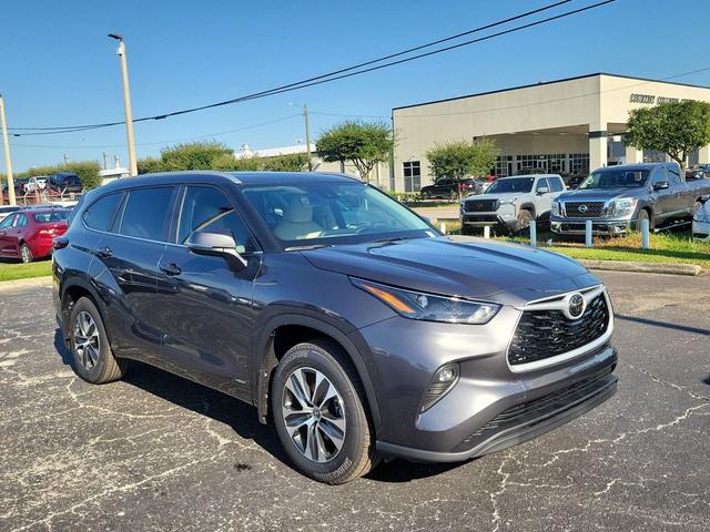 Photo of 2025 Magnetic Gray Metallic Toyota Highlander Hybrid