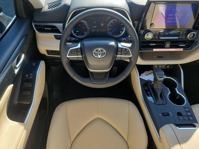 Photo of 2025 Magnetic Gray Metallic Toyota Highlander Hybrid