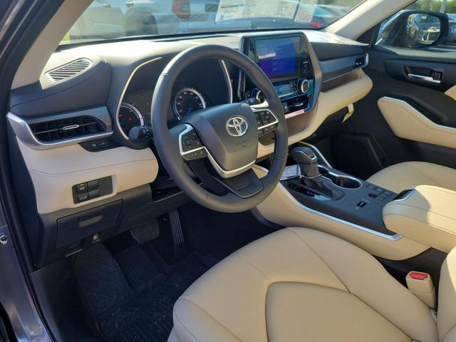 Photo of 2025 Magnetic Gray Metallic Toyota Highlander Hybrid
