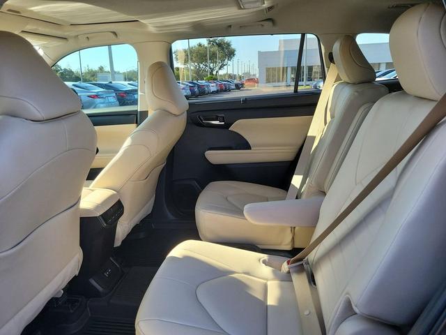 Photo of 2025 Magnetic Gray Metallic Toyota Highlander Hybrid