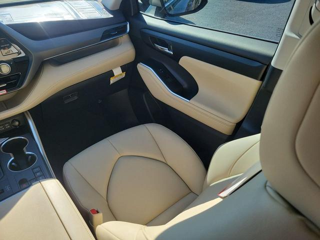 Photo of 2025 Magnetic Gray Metallic Toyota Highlander Hybrid