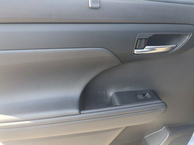 Photo of 2021 Moon Dust Toyota Highlander