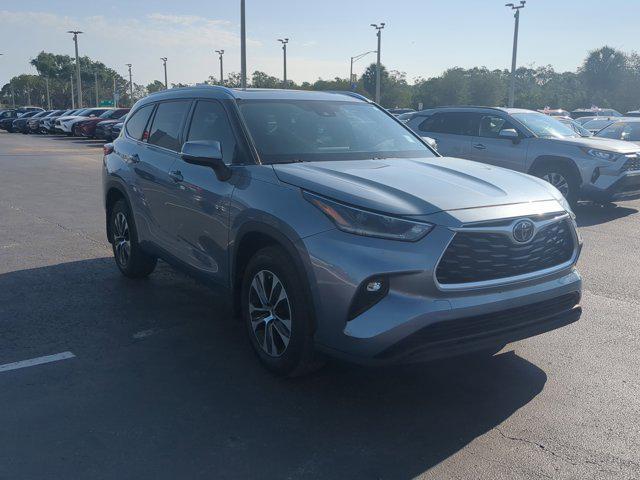 Photo of 2021 Moon Dust Toyota Highlander