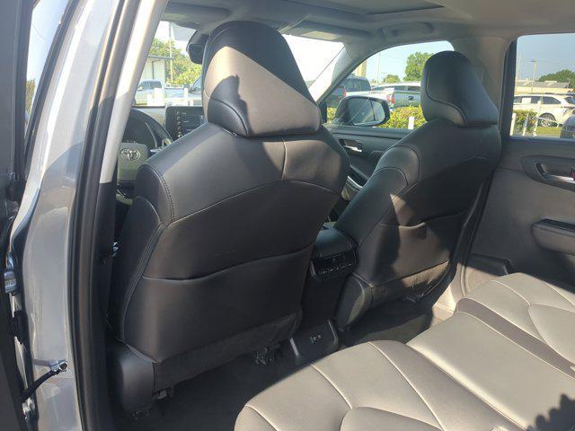 Photo of 2021 Moon Dust Toyota Highlander