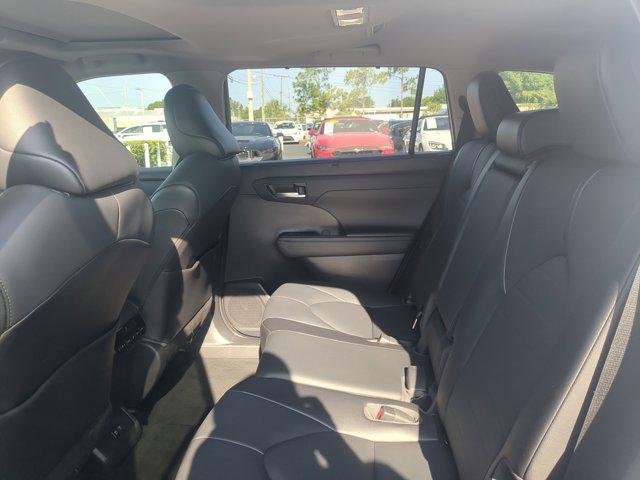Photo of 2021 Moon Dust Toyota Highlander