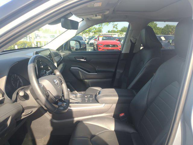 Photo of 2021 Moon Dust Toyota Highlander