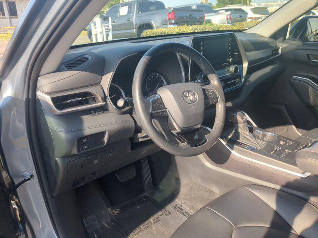 Photo of 2021 Moon Dust Toyota Highlander