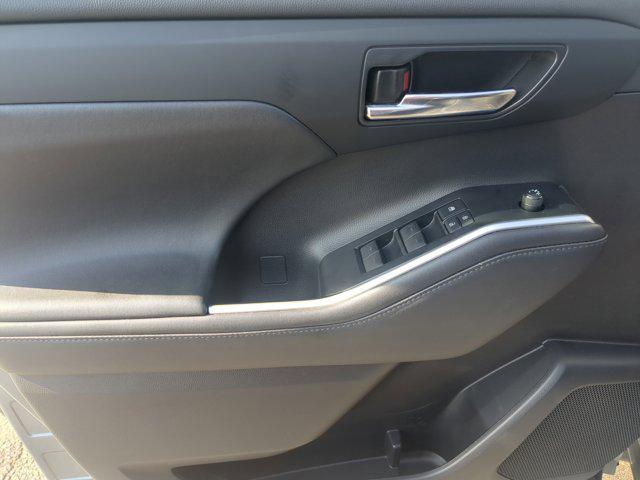 Photo of 2021 Moon Dust Toyota Highlander