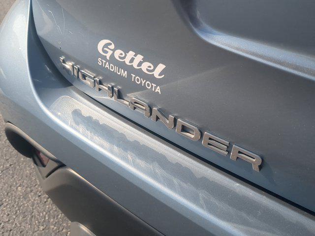 Photo of 2021 Moon Dust Toyota Highlander