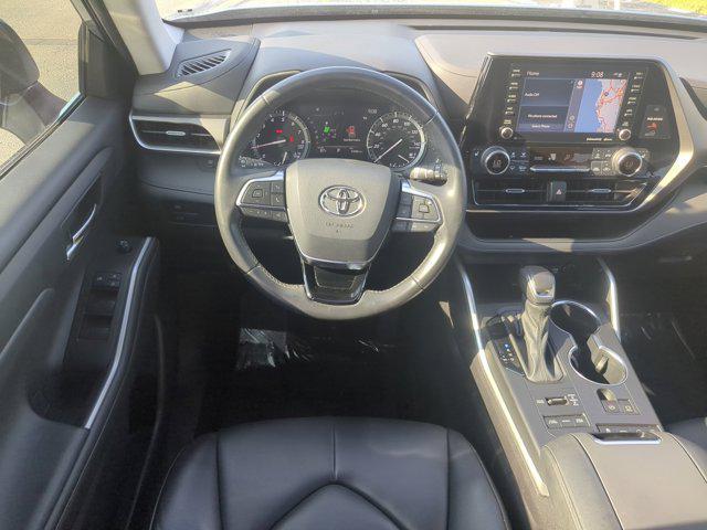 Photo of 2021 Moon Dust Toyota Highlander
