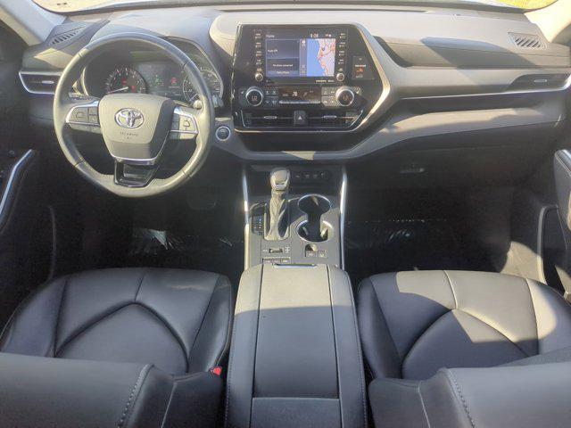 Photo of 2021 Moon Dust Toyota Highlander