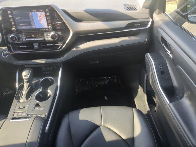 Photo of 2021 Moon Dust Toyota Highlander