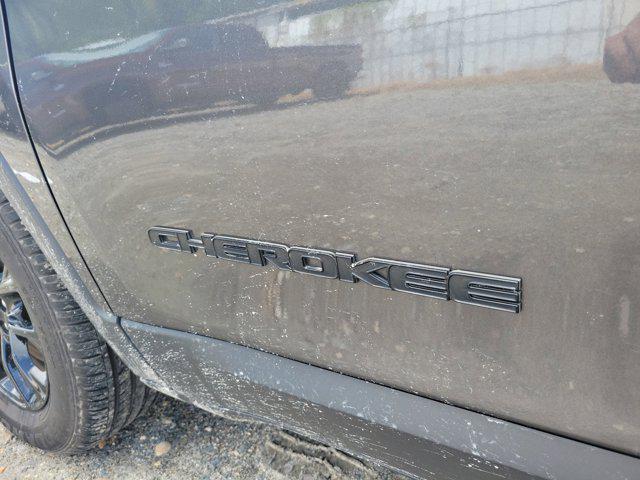 Photo of 2023 Granite Crystal Metallic Clearcoat Jeep Cherokee