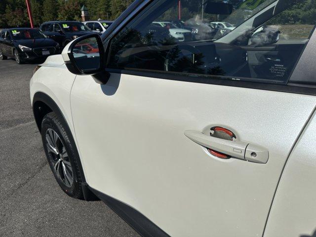 Photo of 2023 White Nissan Rogue