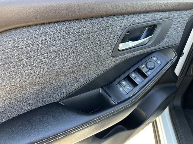 Photo of 2023 White Nissan Rogue