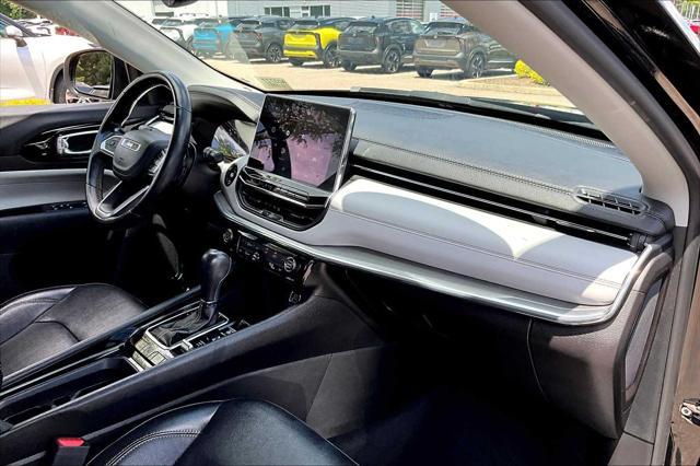 Photo of 2022 Diamond Black Crystal Pearlcoat Jeep Compass