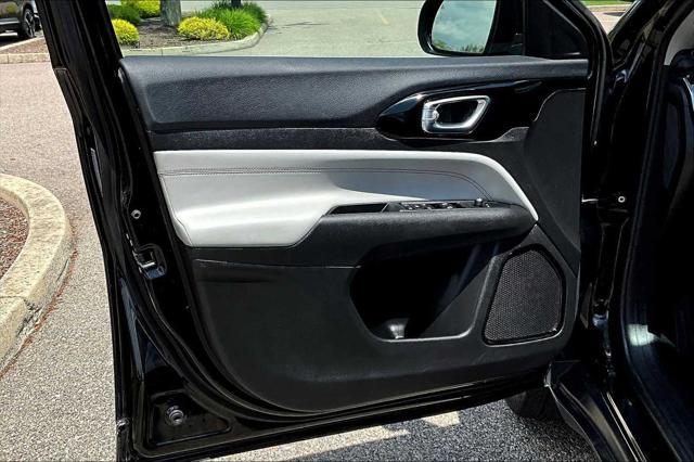 Photo of 2022 Diamond Black Crystal Pearlcoat Jeep Compass
