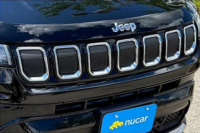 Photo of 2022 Diamond Black Crystal Pearlcoat Jeep Compass