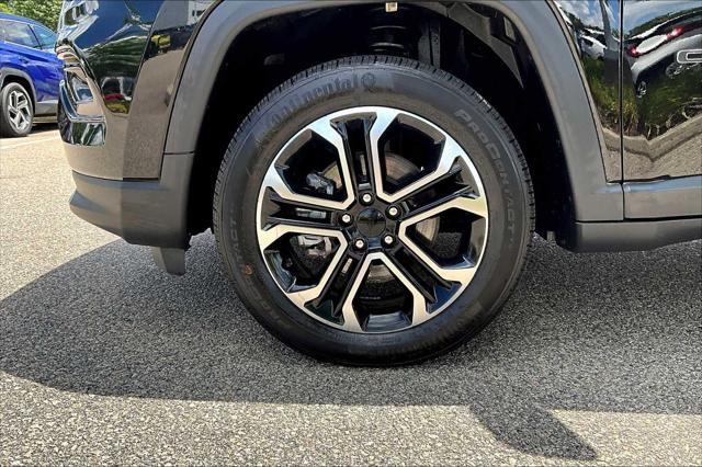 Photo of 2022 Diamond Black Crystal Pearlcoat Jeep Compass