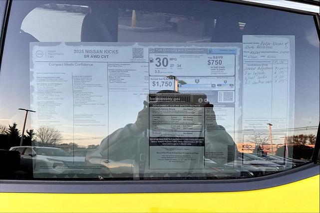Photo of 2025 Yuzu Yellow Metallic/Super Black Nissan Kicks