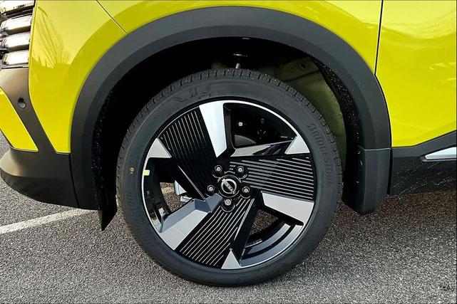 Photo of 2025 Yuzu Yellow Metallic/Super Black Nissan Kicks