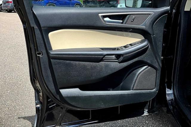 Photo of 2023 Agate Black Metallic Ford Edge