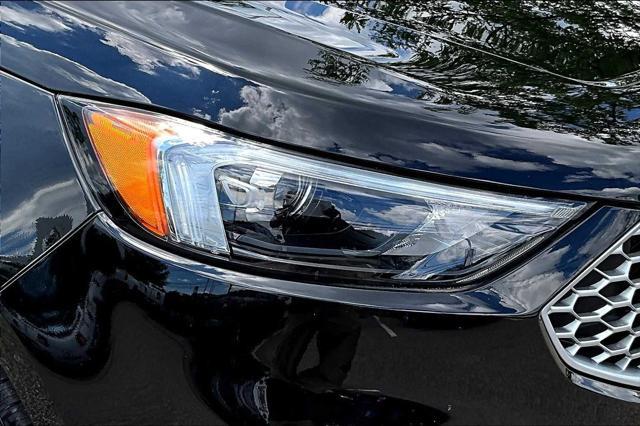 Photo of 2023 Agate Black Metallic Ford Edge