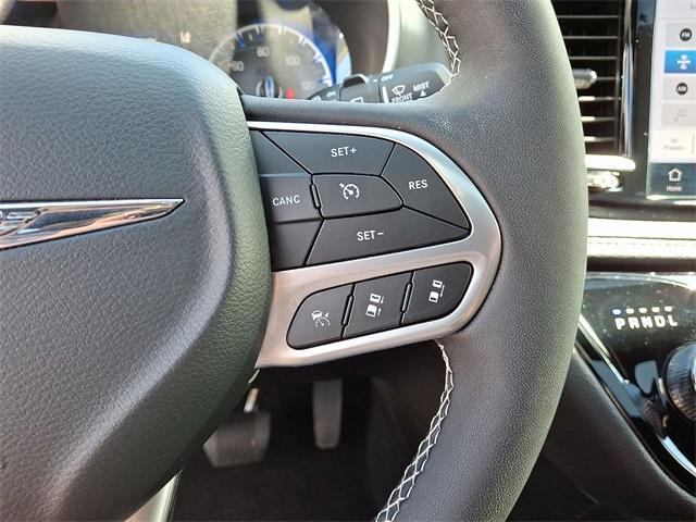 Photo of 2025 Bright White Clearcoat Chrysler Pacifica