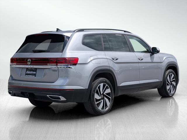 Photo of 2024 Silver Mist Metallic Volkswagen Atlas