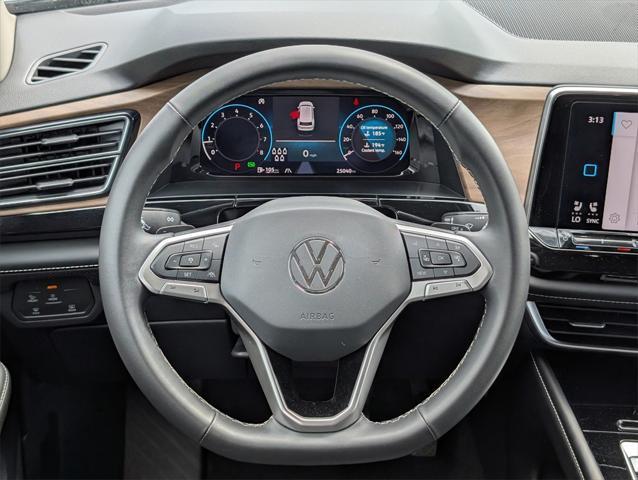 Photo of 2024 Silver Mist Metallic Volkswagen Atlas