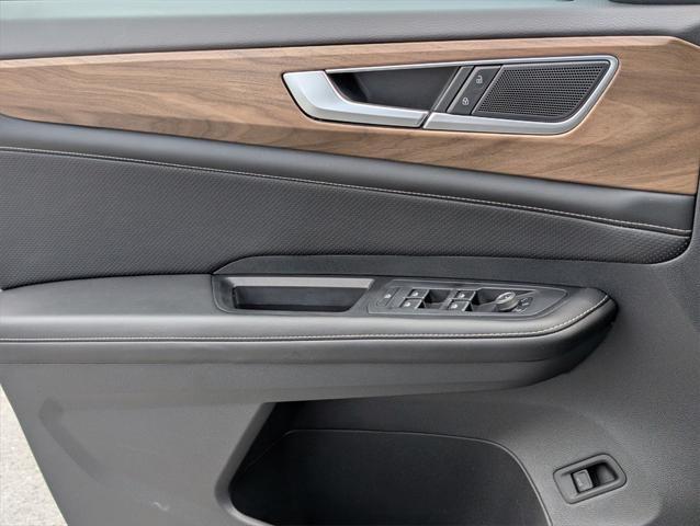 Photo of 2024 Silver Mist Metallic Volkswagen Atlas