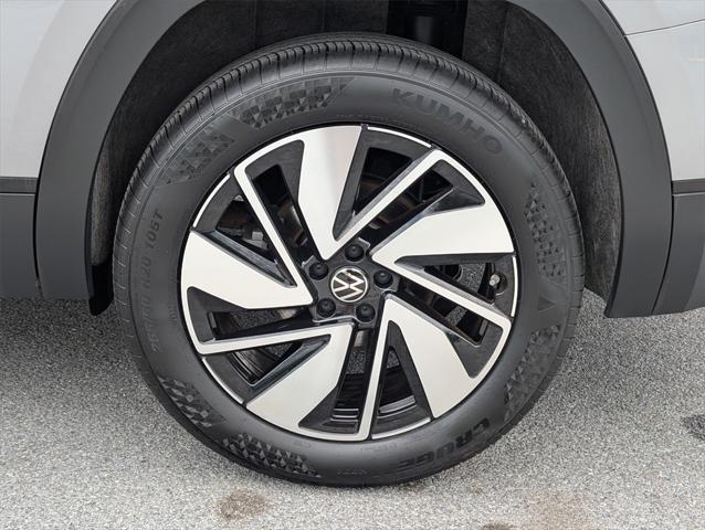 Photo of 2024 Silver Mist Metallic Volkswagen Atlas