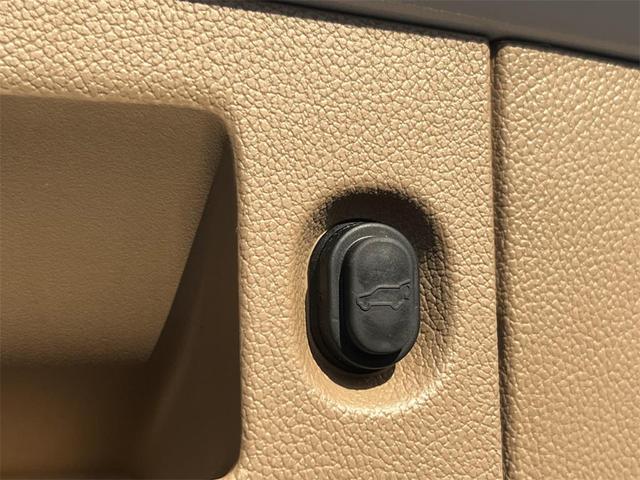 Photo of 2020 Crystal White Tricoat Cadillac Escalade