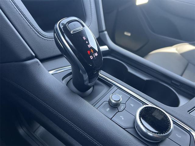 Photo of 2025 Crystal White Tricoat Cadillac XT6