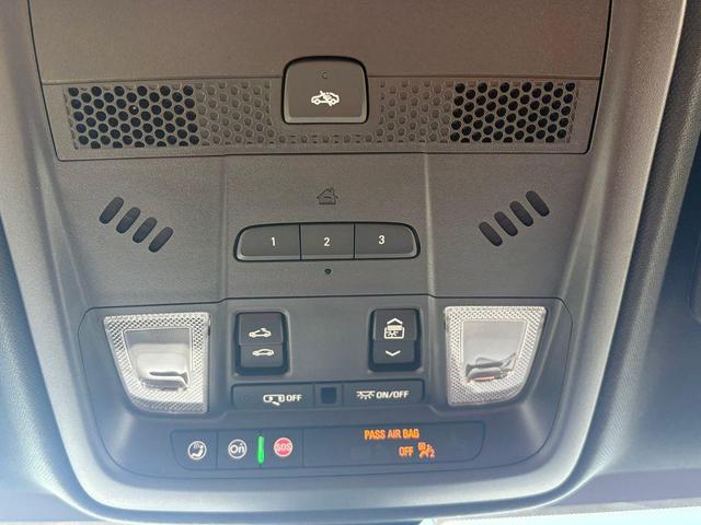 Photo of 2025 Crystal White Tricoat Cadillac XT5