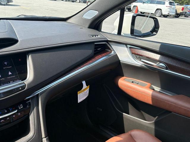 Photo of 2025 Crystal White Tricoat Cadillac XT5