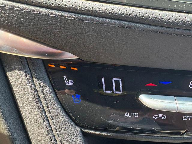Photo of 2025 Crystal White Tricoat Cadillac XT5