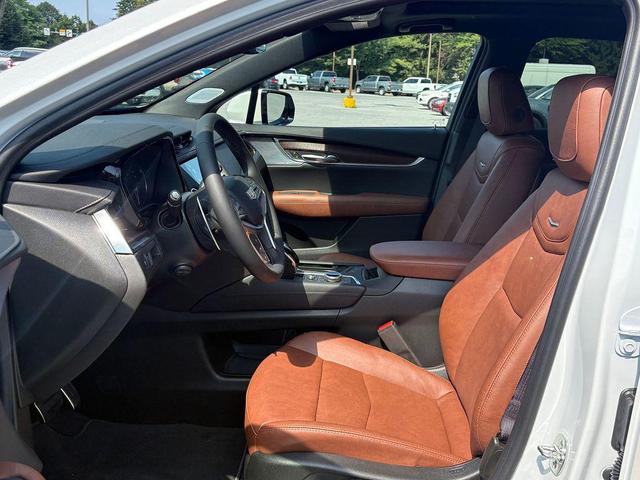 Photo of 2025 Crystal White Tricoat Cadillac XT5