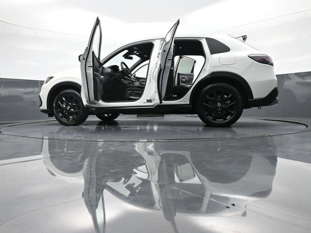 Photo of 2023 Platinum White Pearl Honda HR-V