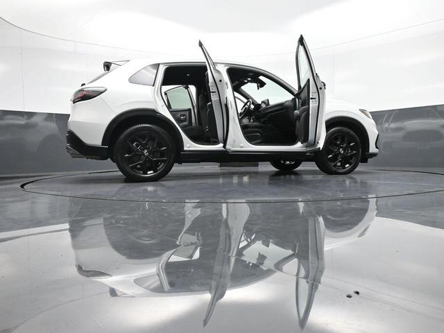 Photo of 2023 Platinum White Pearl Honda HR-V