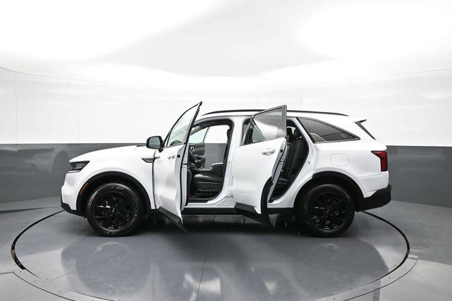 Photo of 2021 Glacial White Pearl Kia Sorento