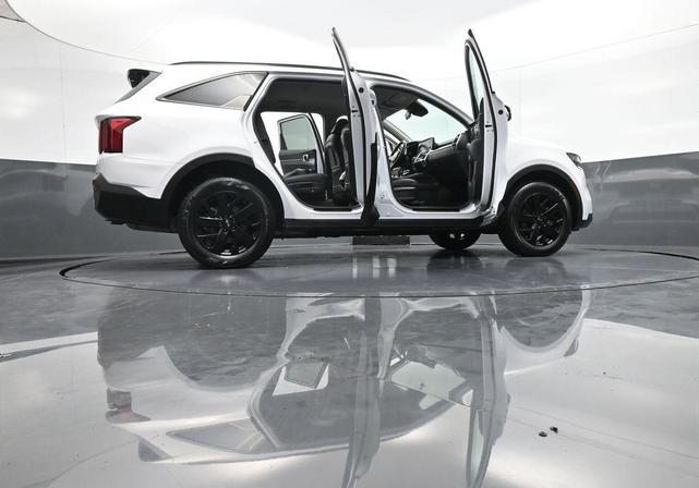 Photo of 2021 Glacial White Pearl Kia Sorento