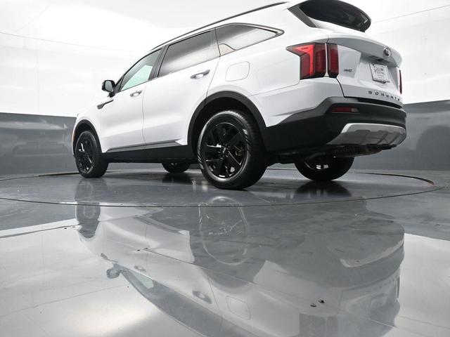 Photo of 2021 Glacial White Pearl Kia Sorento