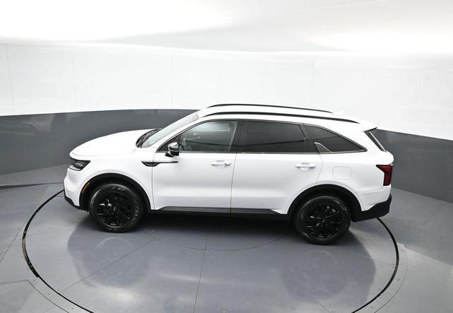 Photo of 2021 Glacial White Pearl Kia Sorento